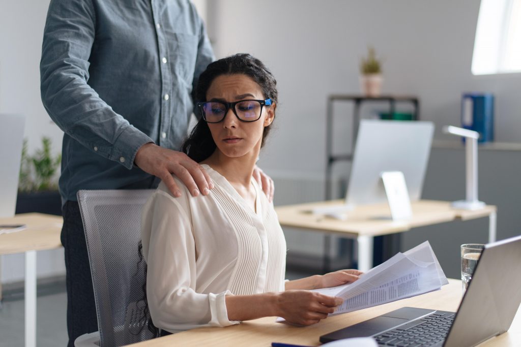 Femme subissant du harcèlement au travail