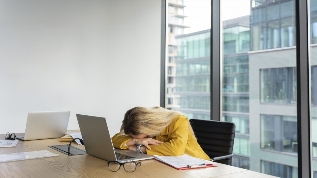 Femme déprimée au travail à cause de ses règles