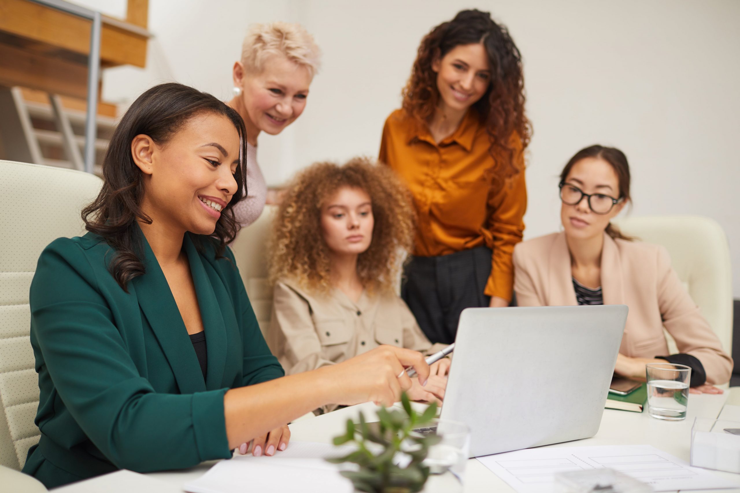 Groupe de femmes d'affaires travaillant ensemble pour l'égalité des droits des femmes au sein de l'entreprise à l'occasion de la Journée Internationale des Droits des Femmes du 8 mars