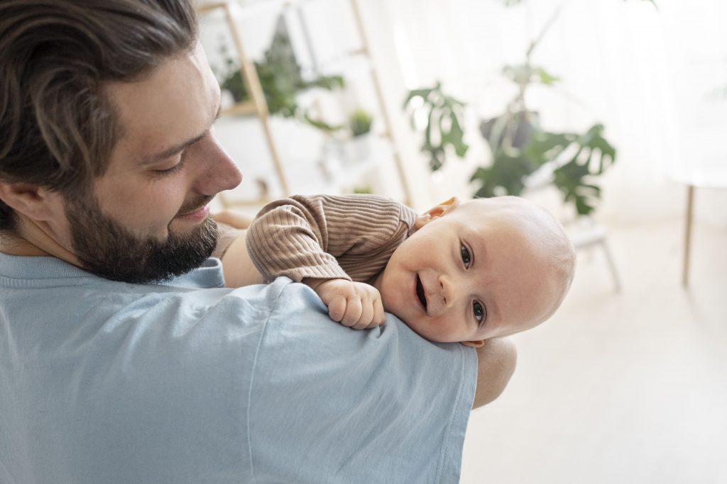 pere-tient-son-enfant-en -bras