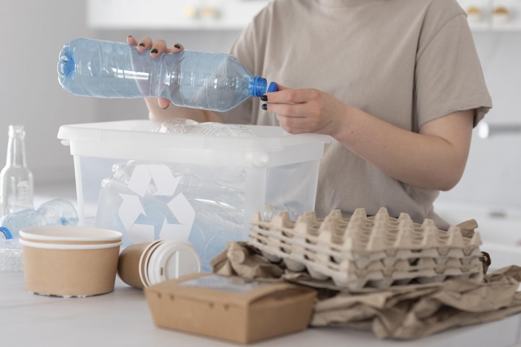 Un atelier de recyclage animé, avec une personne triant divers matériaux.