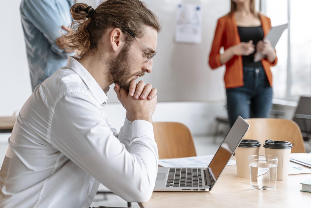 Un groupe de professionnels d'affaires se réunit dans un bureau, travaillant ensemble pour discuter de stratégies de communication efficaces sur la RSE.