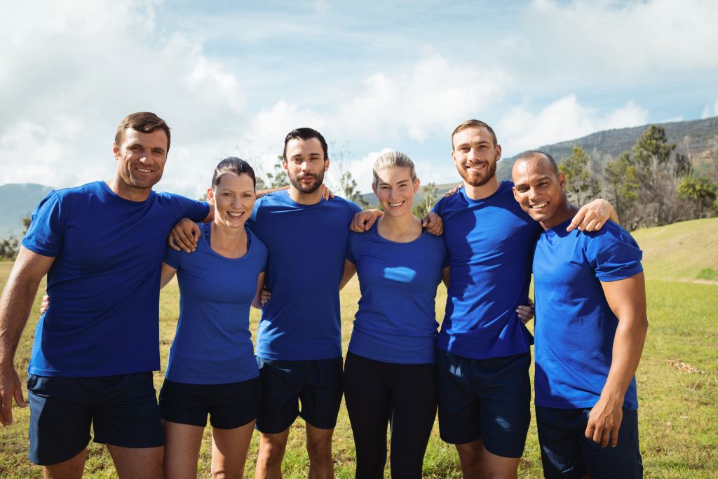 Groupe de collaborateurs en tenue sportive