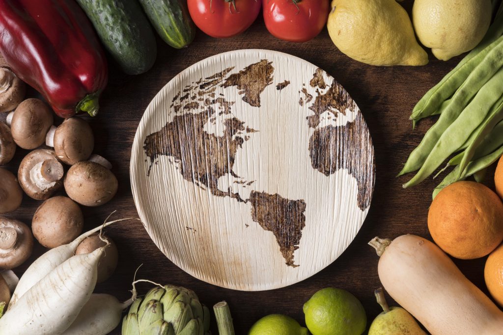 Divers plats traditionnels de différents pays présentés ensemble pour célébrer la richesse de la gastronomie mondiale